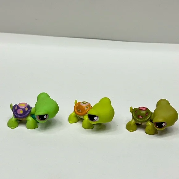 Littlest Pet Shop Green Turtle Trio with Purple, Orange & Pink Shells - Picture 3 of 4